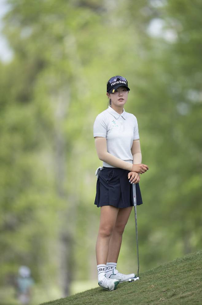 오수민이 챔피언스 리트리트 골프클럽에 서서 코스를 바라보고 있다. (사진=ANWA)