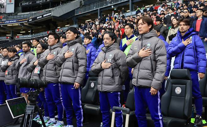 한국축구국가대표팀 홍명보 감독이 지난달 28일(현지시간) 영국 밀턴킨스 스타디움 MK에서 열린 코트디부아르와 평가전에서 국기에 경례하고 있다. 사진=연합뉴스