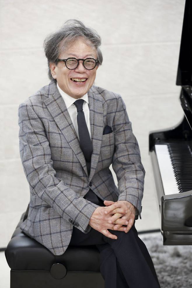 김민 코리안챔버오케스트라 음악감독이 예종석 명예대기자와 파워인터뷰를 하고 함박웃음을 터뜨리고 있다.(사진=이영훈 기자)