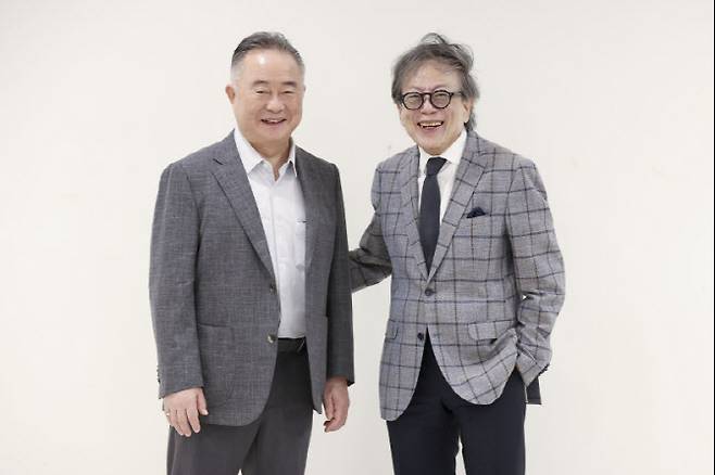 김민(오른쪽) 음악감독이 예종석 대기자와 함께 포즈를 취하고 있다.(사진=이영훈 기자)