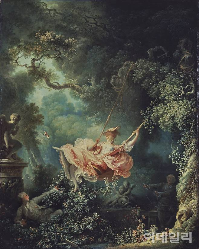 장 오노레 프라고나르의 ‘그네’(1767). 18세기 프랑스에서 유행한 로코코 양식을 대표하는 작품으로 꼽는다. 극도로 화려하고 섬세하며 우아한 로코코 미술의 특징 위에 빠른 붓질과 극적인 구도를 만들어낸 프라고나르의 장기가 얹혔다. 귀족의 취향을 저격한 주문제작에 몰두하며 파리 사교계에 불려다니던 ‘전성기’ 시절 작품이다. 겉으로는 그저 아름다운 그림으로 보이지만 여인과 젊은 사내, 또 여인의 남편이 한 화면에 등장하는 속내용에서 당시 시대풍경이 엿보인다. 캔버스에 유채, 81×64.2㎝. 월리스컬렉션(영국 런던) 소장.