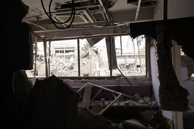 이란 수도 테헤란에서 미국과 이스라엘의 공습으로 피해를 입은 한 병원 내부 모습.(사진=AFP)