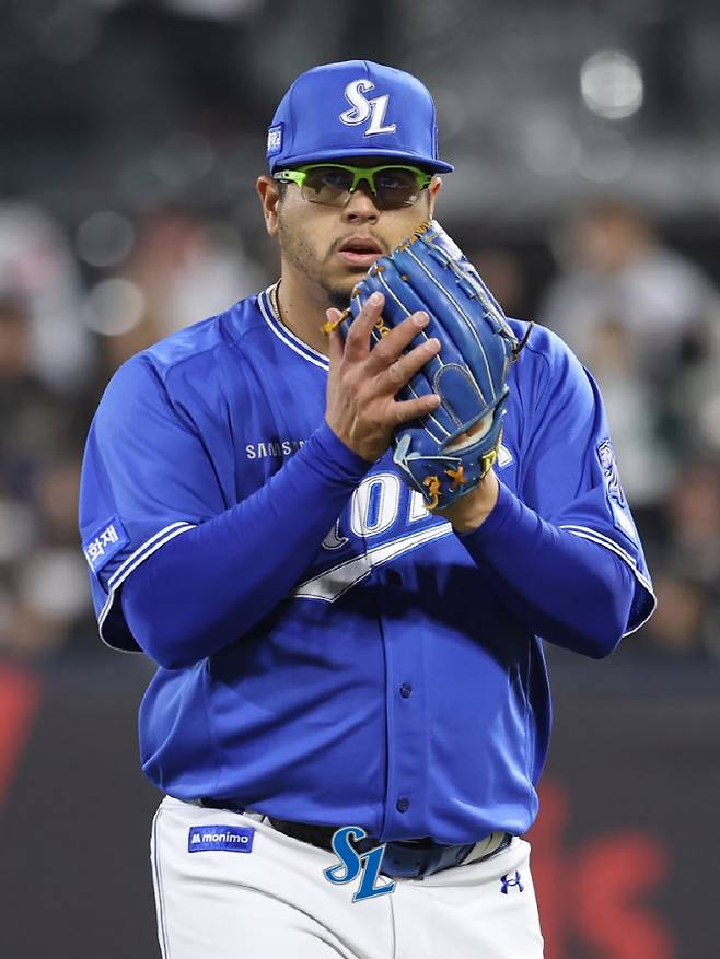 삼성라이온즈 외국인투수 아리엘 후라도가 이닝을 마친 뒤 스스로 박수를 치며 기뻐하고 있다. 사진=삼성라이온즈