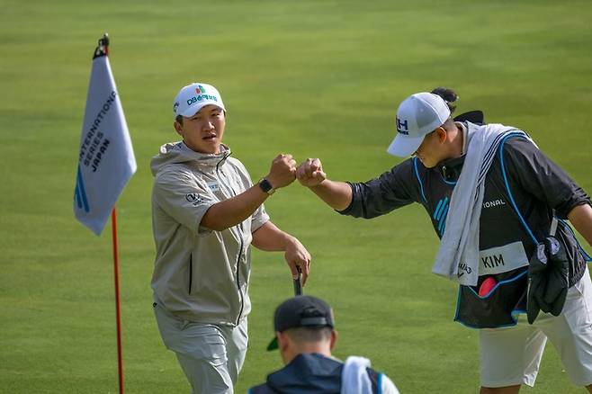 지난 2일 열린 아시안투어 인터내셔널시리즈 재팬 1라운드에서 김홍택이 버디를 잡은 후 캐디 황경식과 축하 인사를 나누고 있다.