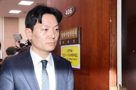 '쌍방울 대북 송금' 사건을 수사했던 박상용 인천지방검찰청 부부장검사가 3일 국회에서 열린 '윤석열정권 정치검찰조작기소 의혹사건 진상규명' 국정조사특별위원회 전체회의에서 서영교 위원장의 대기 장소 이동 조치에 이석하고 있다. 〈사진=연합뉴스〉