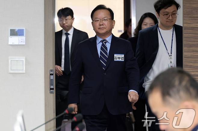 대구시장 출마를 선언한 김부겸 전 국무총리가 3일 오전 서울 여의도 더불어민주당 중앙당사에서 후보자 면접 보기 위해 발걸음을 옮기고 있다. 2026.4.3 ⓒ 뉴스1 이승배 기자