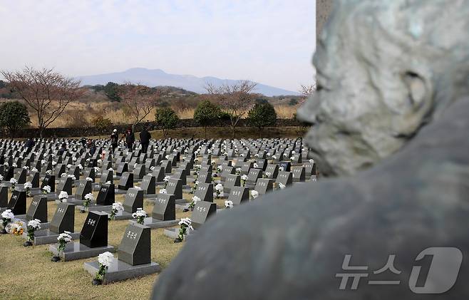 4·3 희생자 추념일인 3일 오전 제주4·3평화공원 행방불명인 표석에서 4·3 희생자 유족들이 제를 지내고 있다. 2026.4.3 ⓒ 뉴스1 오미란 기자