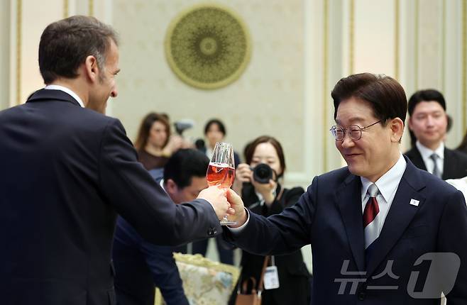 이재명 대통령과 에마뉘엘 마크롱 프랑스 대통령이 3일 청와대 영빈관에서 열린 국빈 방한 환영 오찬에서 건배를 하고 있다. 2026.4.3 ⓒ 뉴스1 허경 기자