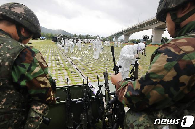 군 장병들이 K2 소총을 만지고 있는 모습. 2023.8.29 ⓒ 뉴스1 공정식 기자