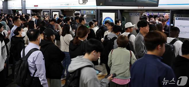 서울역에서 시민들이 지하철을 이용해 출근길을 서두르고 있다. ⓒ뉴스1 박지혜 기자