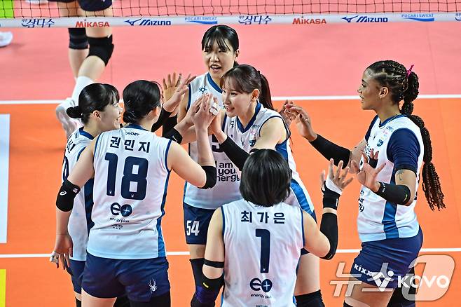 3일 경북 김천실내체육관에서 열린2025-2026 V-리그 포스트시즌 여자 프로배구 챔피언 결정전 2차전 한국도로공사와 GS칼텍스의 경기에서 득점에 성공한 GS칼텍스 선수들이 기뻐하고 있다. 이날 경기에서 GS칼텍스는 세트스코어 3대2로 승리했다. (KOVO 제공. 재판매 및 DB 금지) 2026.4.3 ⓒ 뉴스1