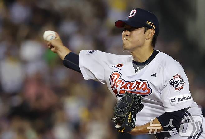 25일 서울 송파구 잠실야구장에서 열린 프로야구 '2025 신한 SOL뱅크 KBO 리그' LG 트윈스와 두산 베어스의 경기, 두산 최원준이 6회초 구원등판해 역투하고 있다. 2025.7.25 ⓒ 뉴스1 오대일 기자