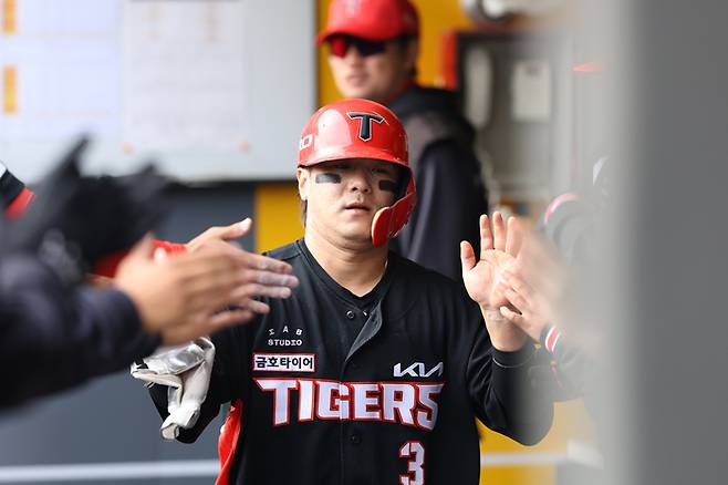 KIA 김선빈이 29일 인천SSG랜더스필드에서 열린 2026 KBO리그 정규시즌 SSG전에서 득점 후 더그아웃에서 동료들과 하이파이브를 하고 있다. 사진 | KIA 타이거즈