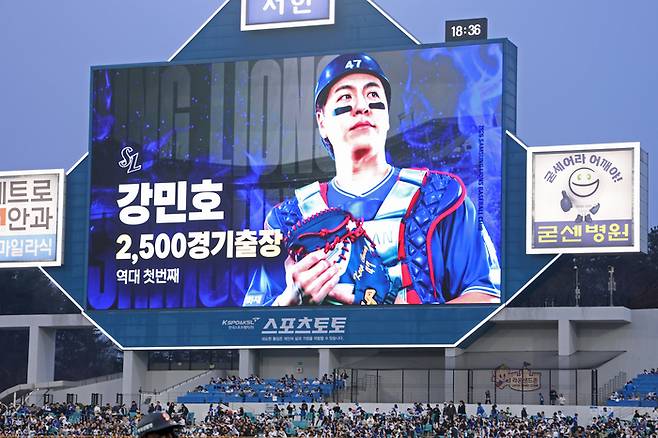 삼성 강민호가 1일 대구삼성라이온즈파크에서 열린 2026 KBO리그 두산전에 출전하며 KBO리그 역대 최초 2500경기 출장 대기록을 달성했다. 사진 | 삼성 라이온즈