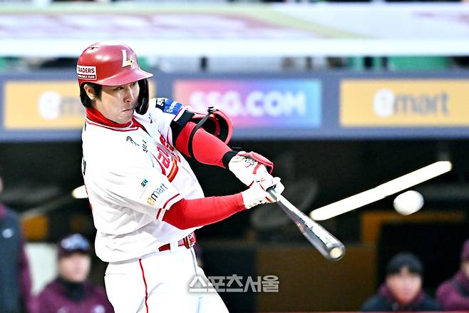 SSG 최정이 2일 문학구장에서 열린 2026 KBO리그 키움과의 경기 1회말 1사 1루 상황에서 키움 선발 정현우를 상대로 2점 홈런을 치고 있다. 최정의 시즌 첫 홈런. 문학 | 박진업 기자 upandup@sportsseoul.com