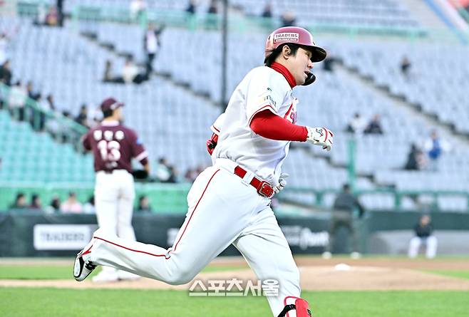 SSG 최정이 2일 문학구장에서 열린 2026 KBO리그 키움과의 경기 1회말 1사 1루 상황에서 키움 선발 정현우를 상대로 2점 홈런을 치고 베이스를 돌고 있다. 최정의 시즌 첫 홈런. 문학 | 박진업 기자 upandup@sportsseoul.com