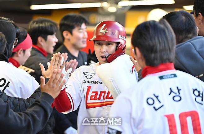 SSG 최정이 2일 문학구장에서 열린 2026 KBO리그 키움과의 경기 1회말 1사 1루 상황에서 키움 선발 정현우를 상대로 2점 홈런을 친 뒤 동료들과 하이파이브를 하고 있다. 최정의 시즌 첫 홈런. 문학 | 박진업 기자 upandup@sportsseoul.com