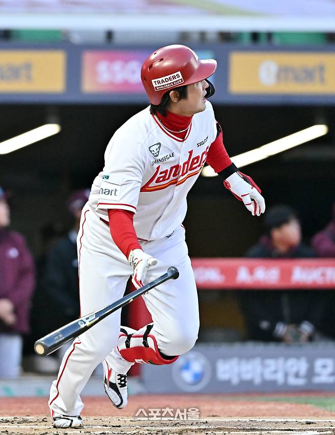 SSG 최정이 2일 문학구장에서 열린 2026 KBO리그 키움과의 경기 1회말 1사 1루 상황에서 키움 선발 정현우를 상대로 2점 홈런을 치고 있다. 최정의 시즌 첫 홈런. 문학 | 박진업 기자 upandup@sportsseoul.com