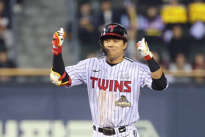 LG 천성호가 1일 서울 잠실구장에서 열린 2026 KBO리그 정규시즌 KIA전 안타를 친 후 세리머니를 하고 있다. 사진 | LG 트윈스