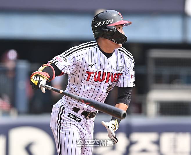 LG 천성호가 24일 서울 잠실구장에서 열린 2026 KBO리그 시범경기 키움전 3회말 내야땅볼을 치고 있다. 잠실 | 최승섭기자 thunder@sportsseoul.com