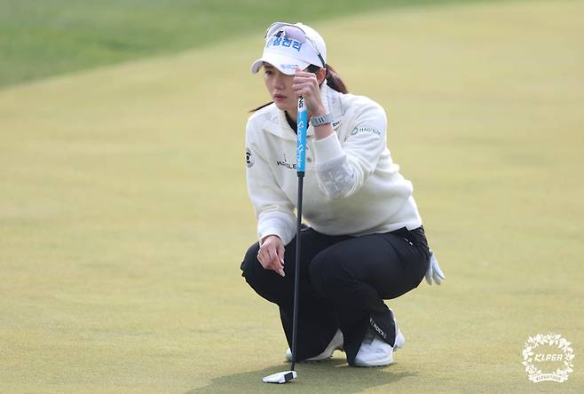이세희가 더시에나오픈 2라운드에서 신중한 표정으로 그린을 읽고 있다. 사진 | KLPGA