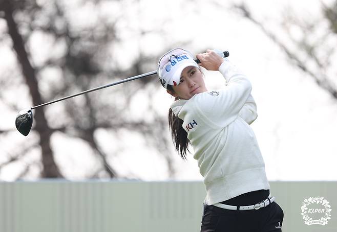 이세희가 더시에나 오픈 2라운드에서 다부진 표정으로 티샷하고 있다. 사진 | KLPGA