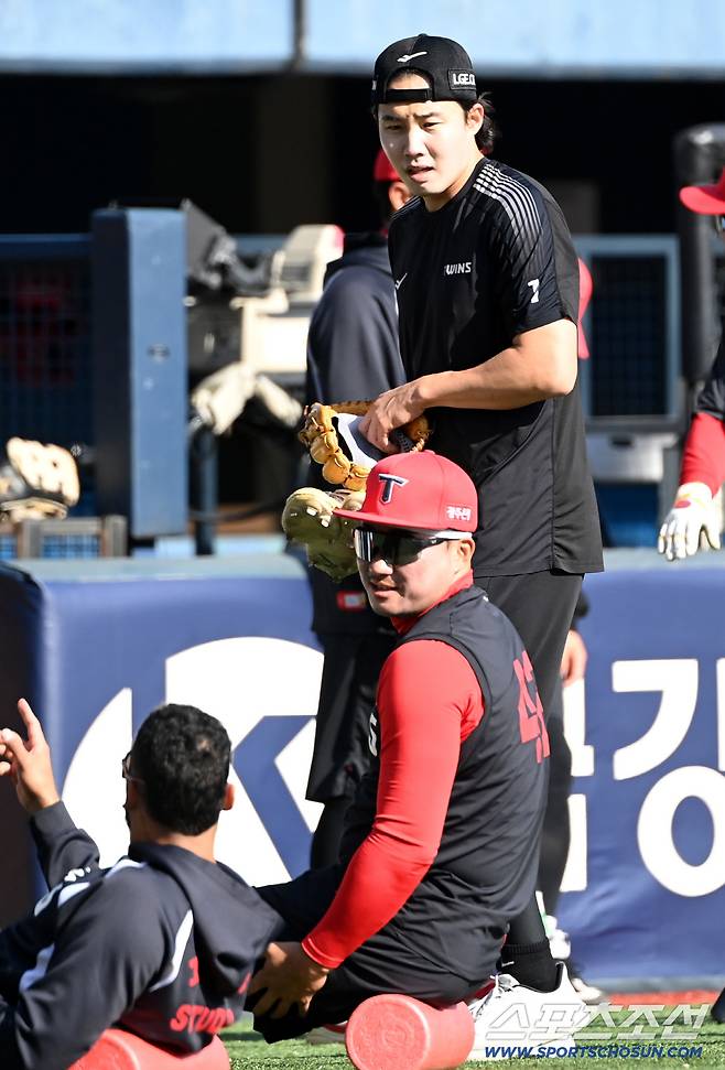 2일 잠실야구장에서 열린 KIA와 LG의 경기. LG 임찬규와 KIA 김태군, 카스트로가 이야기를 나누고 있다. 잠실=허상욱 기자wook@sportschosun.com/2026.04.02/