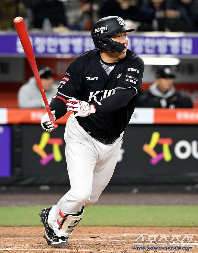 1일 대전한화생명볼파크에서 열린 KT와 한화의 경기. 3회초 1사 2루 KT 김현수가 2루 방면 강습타구를 때려내고 있다. 한화 2루수 하주석이 이 타구를 뒤로 빠뜨렸고 2루주자 최원준이 홈인하며 2대2 동점이 됐다. 대전=허상욱 기자wook@sportschosun.com/2026.04.01/