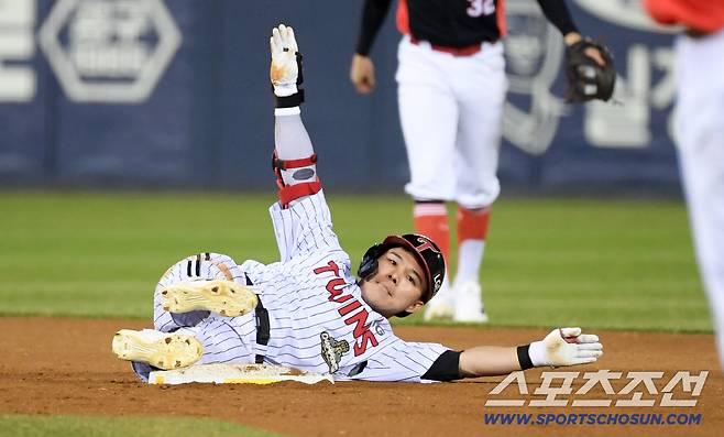 1일 잠실구장에서 열린 LG와 KIA의 경기. 7회말 LG 문성주가 안타를 날린 뒤 2루를 노렸지만 태그아웃 당하고 있다. 잠실=박재만 기자 pjm@sportschosun.com/2026.04.01/