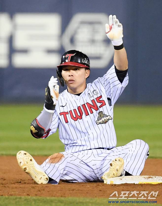 1일 잠실구장에서 열린 LG와 KIA의 경기. 7회말 LG 문성주가 안타를 날린 뒤 2루를 노렸지만 태그아웃 당하고 있다. 잠실=박재만 기자 pjm@sportschosun.com/2026.04.01/