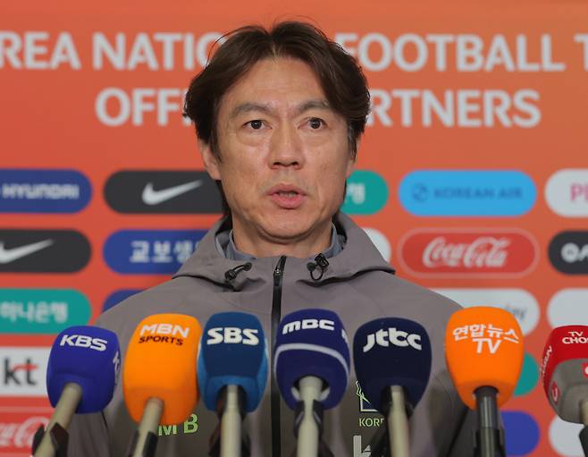 귀국 후 기자회견하는 홍명보 감독
(영종도=연합뉴스) 류영석 기자 = 2026 북중미 월드컵을 앞두고 유럽에서 A매치 2연전을 치른 축구 국가대표팀 홍명보 감독이 2일 인천국제공항 제2여객터미널을 통해 귀국해 취재진 질문에 답변하고 있다. 2026.4.2
ondol@yna.co.kr
(끝)
<저작권자(c) 연합뉴스, 무단 전재-재배포, AI 학습 및 활용 금지>