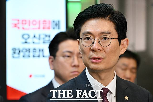 서울 마포구갑 지역 시·구의원에게 공천헌금을 수수한 의혹이 제기된 조정훈 국민의힘 의원이 31일 오전 서울 여의도 중앙당사에서 신상 발언을 하고 있다./남용희 기자