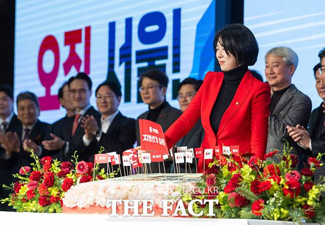 배현진 국민의힘 서울시당 위원장이 14일 오전 서울 여의도 중소기업중앙회에서 열린 '2026 국민의힘 서울특별시당 신년인사회'에 참석해 신년 떡케이크 퍼포먼스를 하고 있다. /박헌우 기자