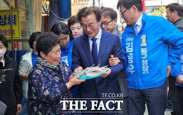 부산시장 출마를 선언한 전재수 더불어민주당 의원이 2일 부산 동구 수정전통시장에서 가자미를 구매하고 있다. /부산=서다빈 기자