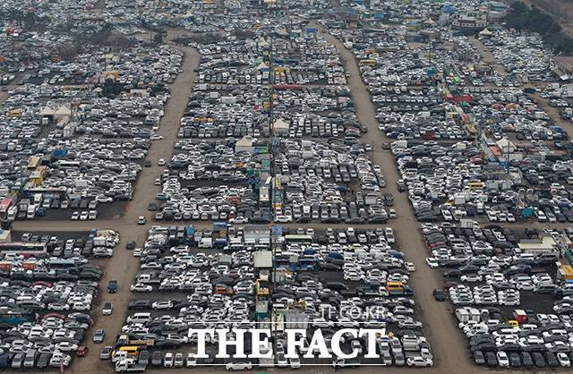 사진은 지난달 11일 인천 연수구 송도 중고차 수출단지에 수출되지 못한 중고차들이 적체돼 있는 모습. /인천=박상민 기자