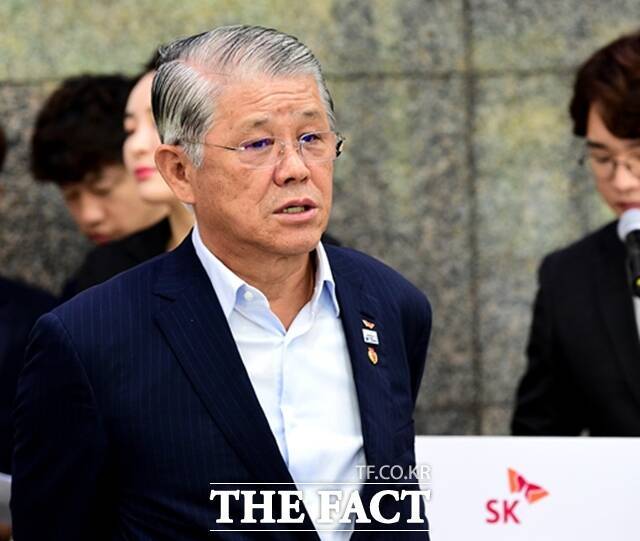 최신원 전 SK네트웍스 회장이 지난 2018년 8월 서울 종로구 SK서린빌딩에서 열린 고 최종현 SK그룹 선대회장 20주기 사진전 개막식에 참석하고 있다. /더팩트 DB