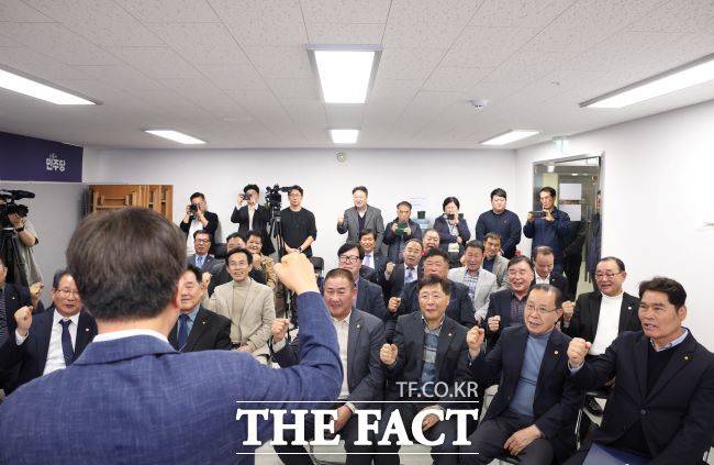 3일 김동연 더불어민주당 경기도지사 경선후보 선거캠프에서 각 단체들의 지지 선언에 김동연 후보가 '파이팅'을 외치며 화답하고 있다. /달달캠프