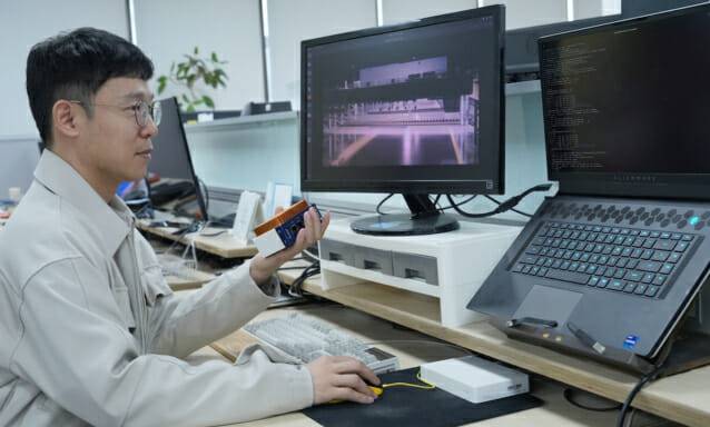 포스코DX AI연구원이 자사 제어시스템 포스마스터에 NPU를 탑재해 산업 현장 AI 모델을 시험하고 있다. (사진=포스코DX)