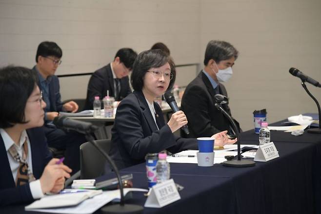 오유경 식품의약품안전처장이 2일 JW중외제약에서 열린 '수액제 등 수급 관련 현장방문 간담회'에서 발언하고 있다. 이 자리에는 산업통상부, 보건복지부를 비롯해 HK이노엔, JW중외제약, 녹십자MS, 대한약품공업, 제약바이오협회 담당자들이 참석했다. 식품의약품안전처