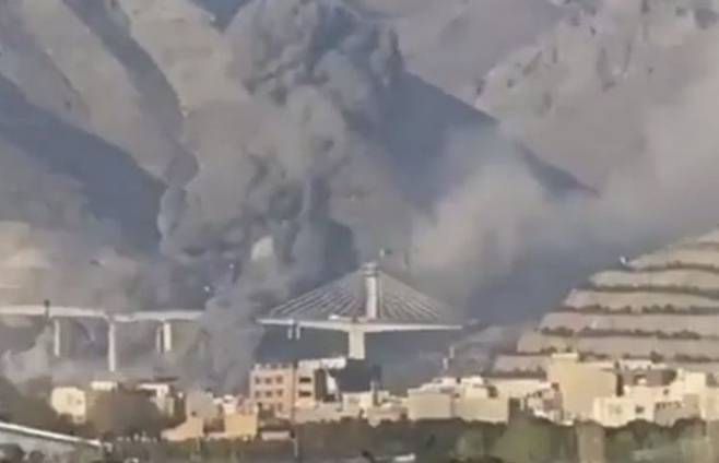 2일(현지시간) 도널드 트럼프 미국 대통령이 자신의 사회관계망서비스(SNS)인 트루스소셜에 올린 이란 교량 폭파 모습. 트루스소셜 영상 캡쳐