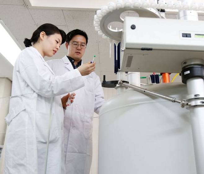 금호석유화학 중앙연구소 연구원이 연구를 진행하고 있다. 금호석유화학