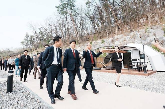 방세환 광주시장이 3일 경안동 산2-1 일원에서 민간 공원 특례사업으로 조성된 광주 중앙공원 개장식을 마친 뒤 현장을 둘러보고 있다. 경기 광주시 제공