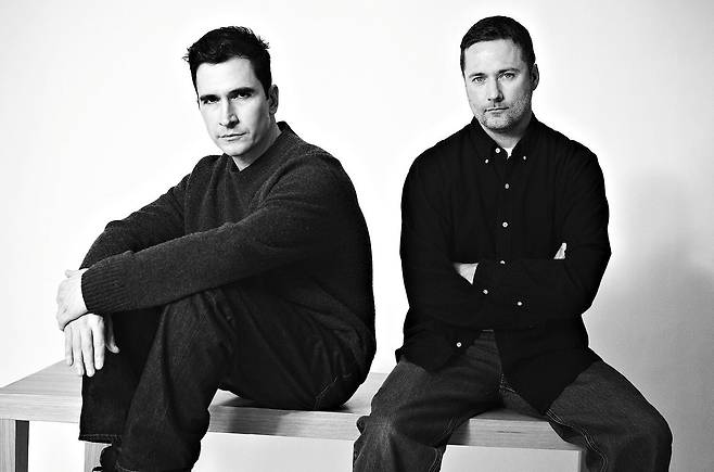 로에베 크리에이티브 디렉터 (좌)라자로 에르난데스와 (우)잭 맥콜로. /로에베 제공