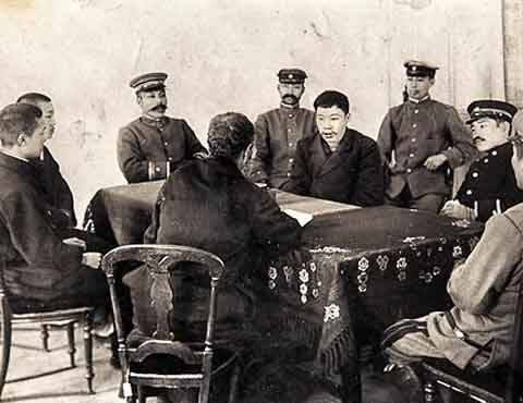 1910년 3월 10일 안중근 의사와 두 동생 정근·공근(왼쪽), 빌렘 신부(등을 보이는 사람)의 옥중면회 장면.