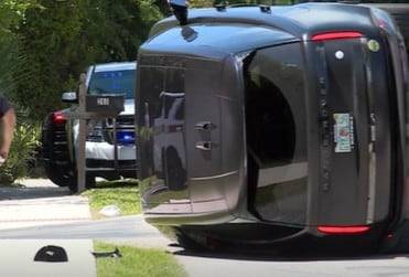 미 플로리다주 마틴 카운티 주피터 아일랜드의 왕복 2차선 도로에서 타이거 우즈의 차량이 전복됐다./WPTV