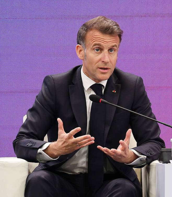 에마뉘엘 마크롱 프랑스 대통령이 3일 저녁 서울 여의도 FKI컨퍼런스센터에서 열린 한·프랑스 경제계 미래 대화 폐회식에서 발언하고 있다. /뉴시스