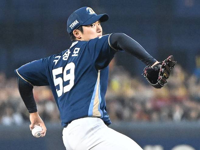 NC 구창모가  3일 광주 KIA전에서 1회 투구하는 모습. /뉴시스