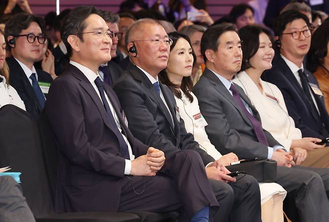 (서울=뉴스1) 청사사진기자단 = 이재용 삼성전자 회장과 정의선 현대자동차그룹 회장이 3일 서울 여의도 FKI 컨퍼런스센터에서 열린 제3차 한-프랑스 경제계 미래대화 폐회식에 참석해 있다. 2026.4.3/뉴스1