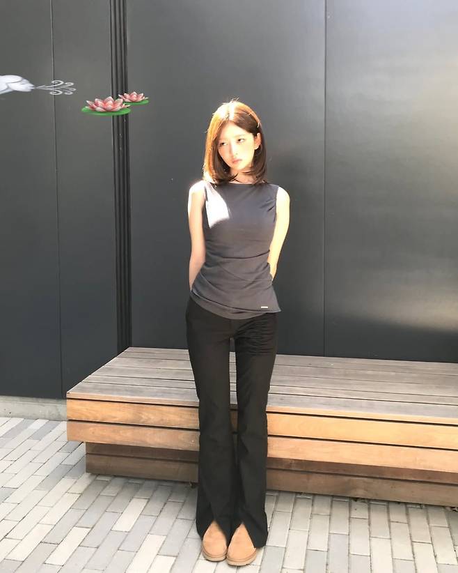 레이의 디테일로 완성하는 부츠컷 패션. 인스타그램 @reinyourheart