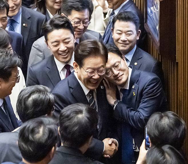 이재명 대통령이 2일 국회에서 2026 추가경정예산안 시정연설을 마친 뒤 더불어민주당 의원들과 인사하며 본회의장을 떠나고 있다. 연합뉴스